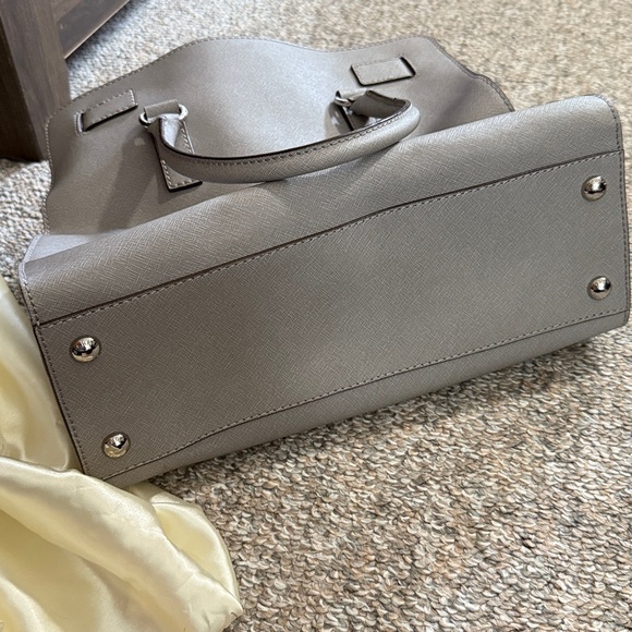 Michael Kors Elegant Gray Shoulder Bag - Picture 2 of 6